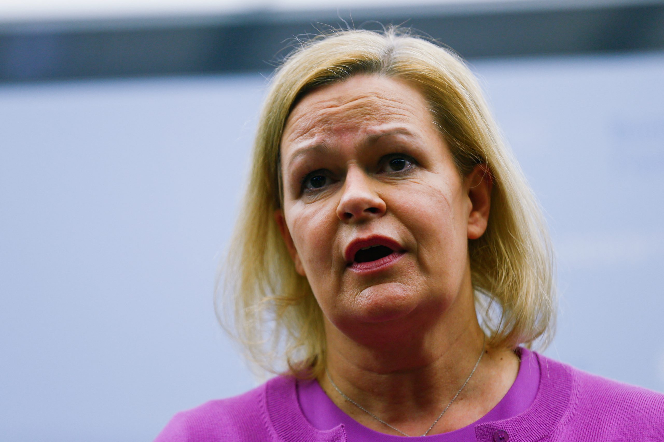 Γερμανία: Η υπουργός Εσωτερικών απολογείται για την φωτογραφία της στο Κίεβο με το ποτό στο χέρι