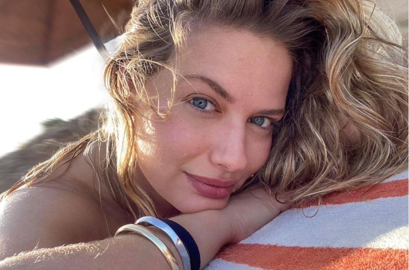 Εντυπωσίασε η Ντόρα Μακρυγιάννη – Πόζαρε στον φακό με μαγιό και φόντο το ηλιοβασίλεμα