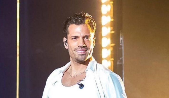 Ο Κωνσταντίνος Αργυρός επί σκηνής