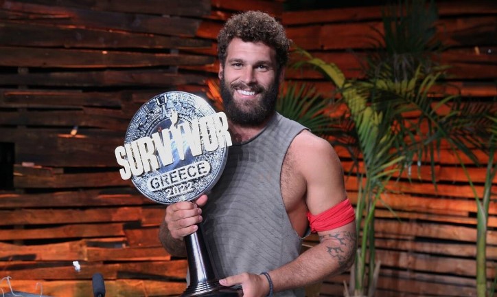 Ο Στάθης Σχίζας με το τρόπαιο του Survivor στα χέρια
