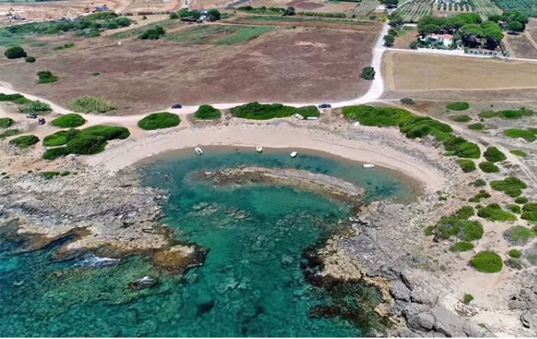 Μεσσηνία: Η μαγευτική παραλία σε σχήμα «Ω» που μοιάζει με την Βοϊδοκοιλιά