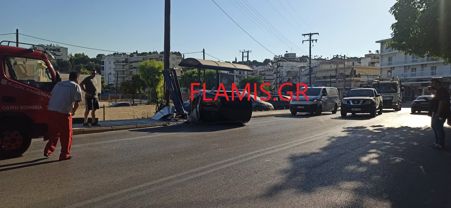 Πανικός στην Πάτρα: Αυτοκίνητο “καρφώθηκε” σε στάση λεωφορείου