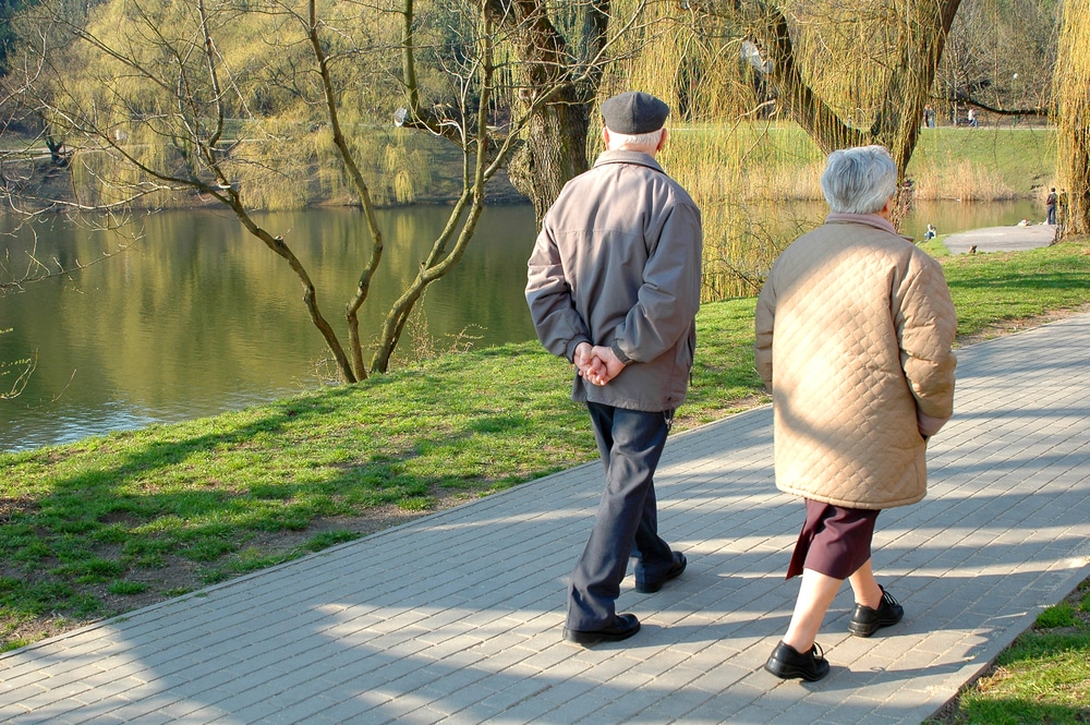 Δέκα λεπτά περπάτημα τη μέρα αυξάνουν τη διάρκεια ζωής ηλικιωμένων