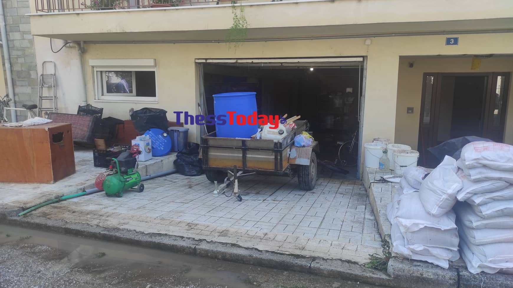 Πτολεμαΐδα: Οι κάτοικοι έβγαλαν τα πράγματα από τα πλημμυρισμένα σπίτια τους στον δρόμο – ΦΩΤΟ