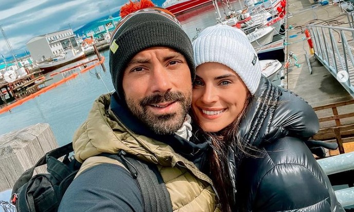 Ο Σάκης Τανιμανίδης και η Χριστίνα Μπόμπα αγκαλιά στο Ρέικιεβικ