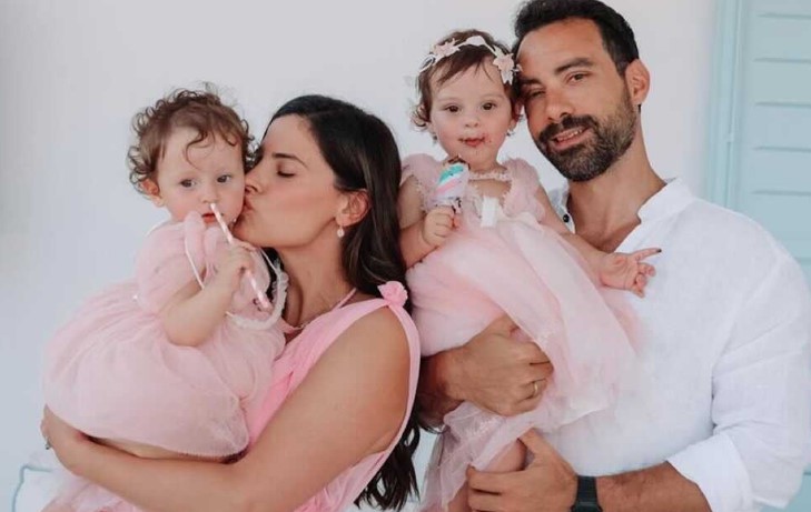 Ο Σάκης Τανιμανίδης και η Χριστίνα Μπόμπα κρατούν στην αγκαλιά τους τις δίδυμες κόρες τους