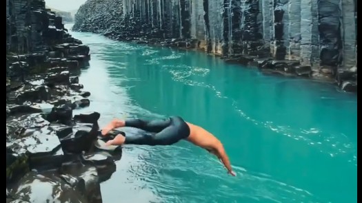 Σάκης Τανιμανίδης: Βούτηξε στα παγωμένα νερά της Ισλανδίας – ΒΙΝΤΕΟ