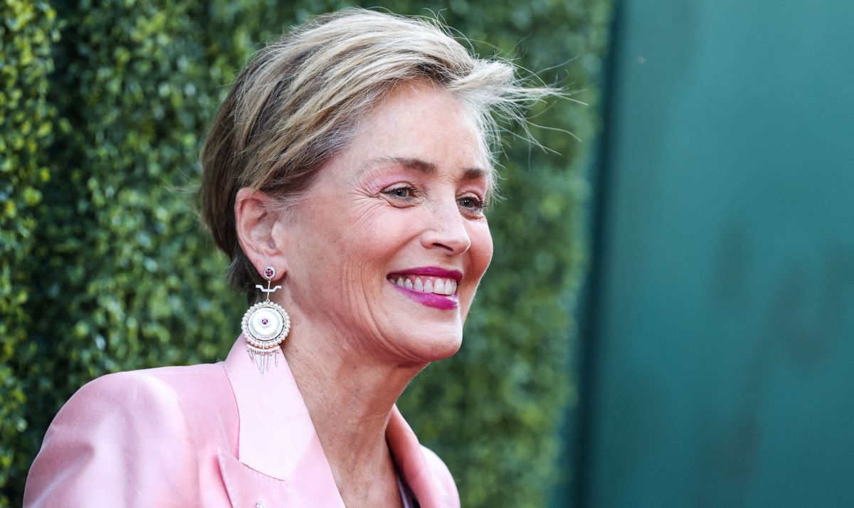 H Σάρον Στόουν ποζάρει με μπικίνι—Η φωτογραφία χωρίς ρετούς και το παράπονο