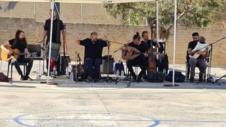 Φυλακές Αλικαρνασσού: Τραγούδησαν για τους κρατούμενους – Άγγιξε ψυχές ο «Σασμός»