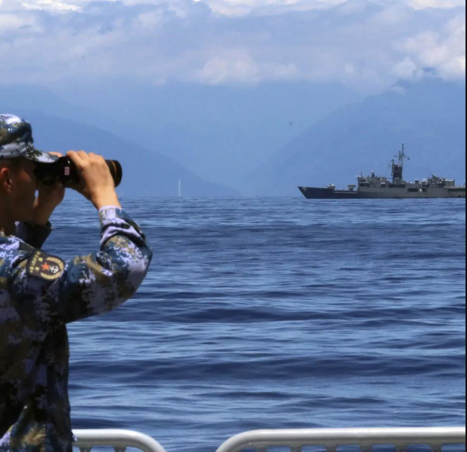 Πολεμικά πλοία της Κίνας και της Ταϊβάν παίζουν τη “γάτα με το ποντίκι”