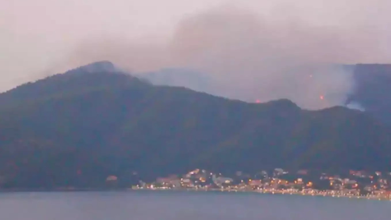 Θάσος: Μαίνεται η φωτιά – Μήνυμα από 112 – Τραυματίστηκαν δύο εθελοντές