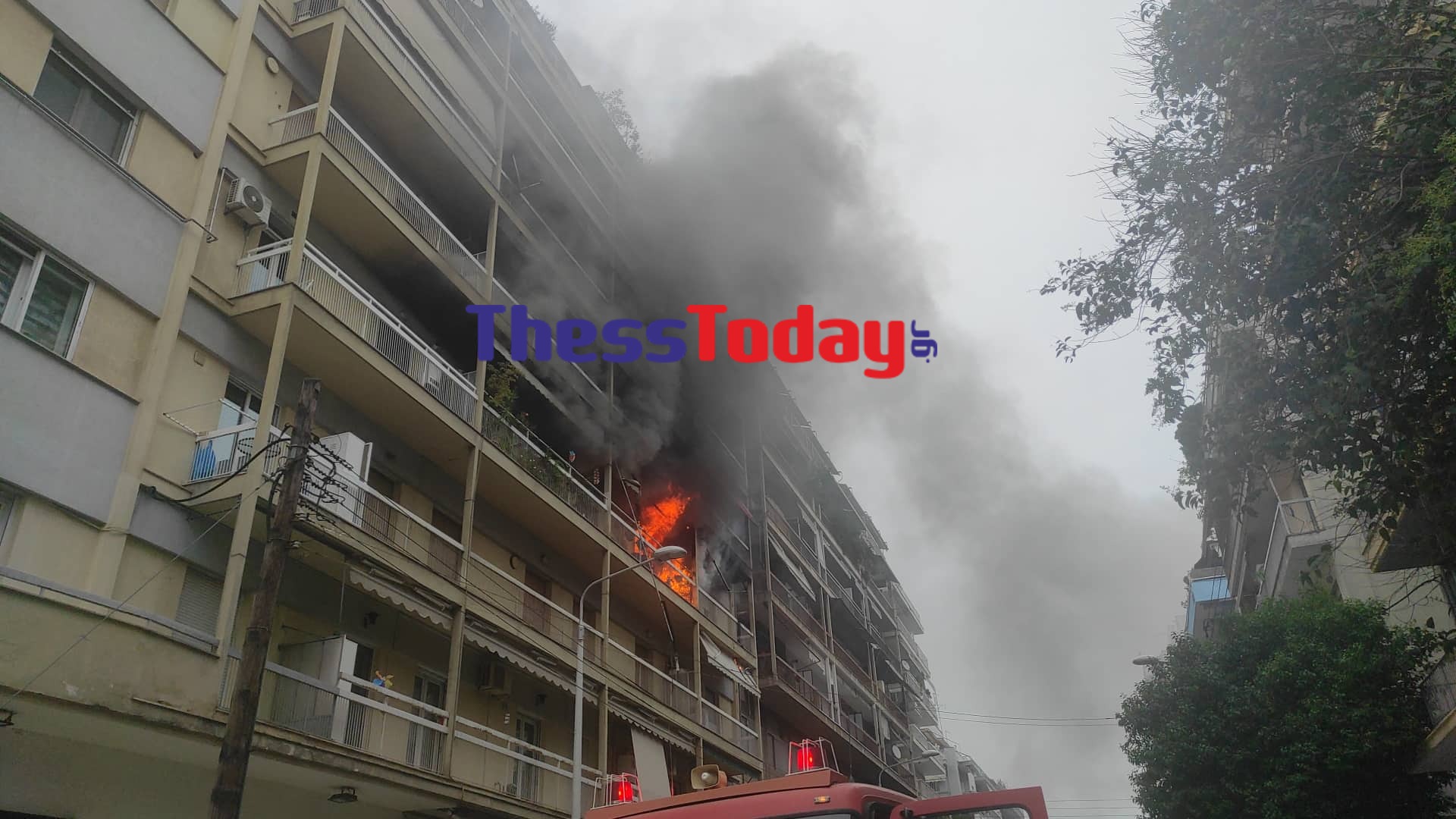 Θεσσαλονίκη: Φωτιά σε διαμέρισμα στην οδό Μπότσαρη – Εκκενώθηκε η πολυκατοικία – ΒΙΝΤΕΟ και ΦΩΤΟ