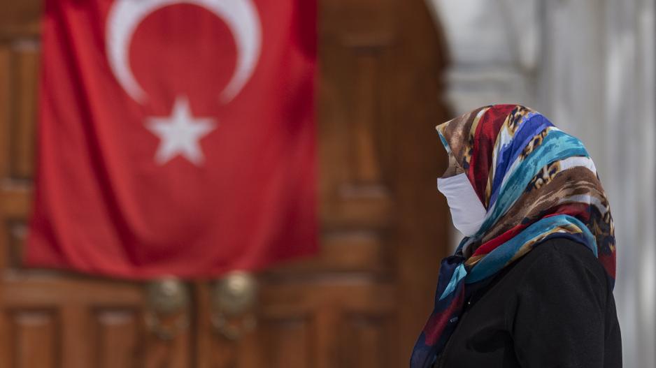 Τουρκία: «Οι γυναίκες να μην κυκλοφορούν με κολάν παντελόνια – Εντολή Αλλάχ το χιτζάμπ» λέει θεολόγος