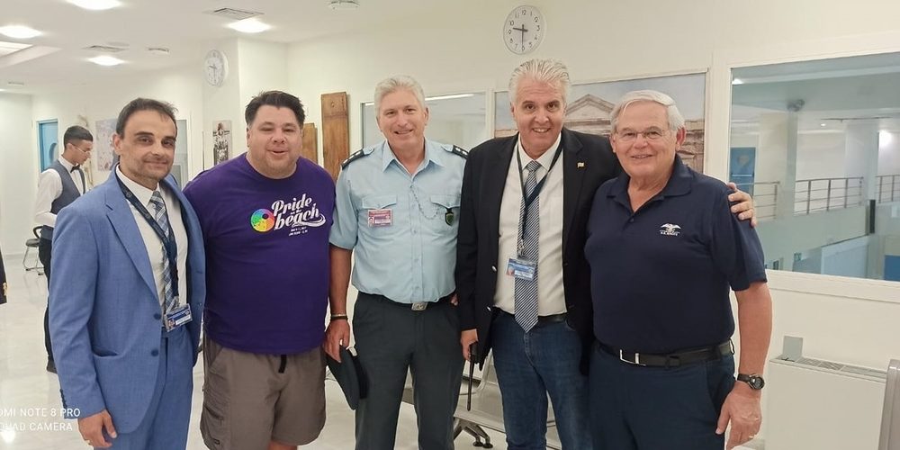 Αλεξανδρούπολη: Ενοχλημένος ο Μητροπολίτης Άνθιμος για την… θερινή ενδυμασία του Αμερικανού πρέσβη