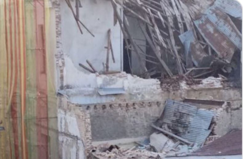 Τύρναβος: Kατέρρευσε σκεπή κτιρίου στη κεντρική πλατεία – Από θαύμα δεν υπήρξαν θύματα