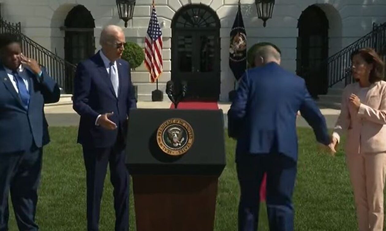 Τζο Μπάιντεν: Περιμένει με το χέρι τεντωμένο για χειραψία, την οποία όμως… είχε ήδη κάνει – ΒΙΝΤΕΟ