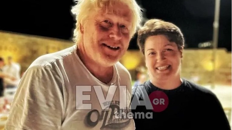 Μπόρις Τζόνσον: Η επίσκεψή του σε ταβέρνα πριν φύγει από την Κάρυστο