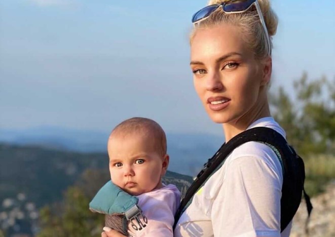 Η Τζούλια Νόβα με την κορούλα της