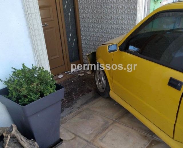 Τροχαίο στην Αλίατρο: Αυτοκίνητο κατέληξε σε είσοδο σπιτιού μετά από σύγκρουση – ΦΩΤΟ