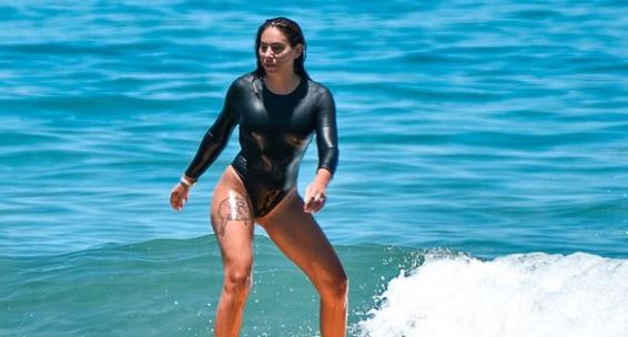 Η Ευρυδίκη Βαλαβάνη έβαλε “φωτιά” με λευκό μπικίνι