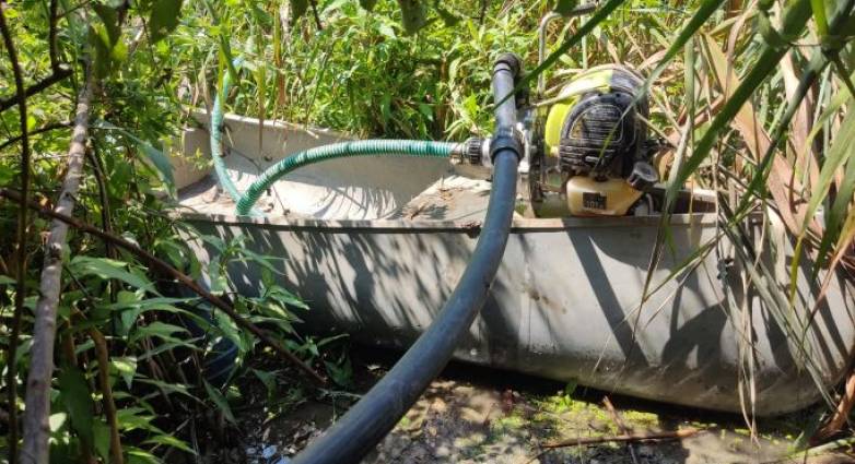 Αντλία στη βάρκα για τη χασισοφυτεία