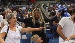 Η μαμά του Αντετοκούνμπο χόρεψε συρτάκι στο ΟΑΚΑ