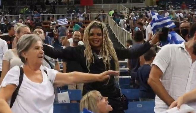 Η μαμά του Αντετοκούνμπο χόρεψε συρτάκι στο ΟΑΚΑ