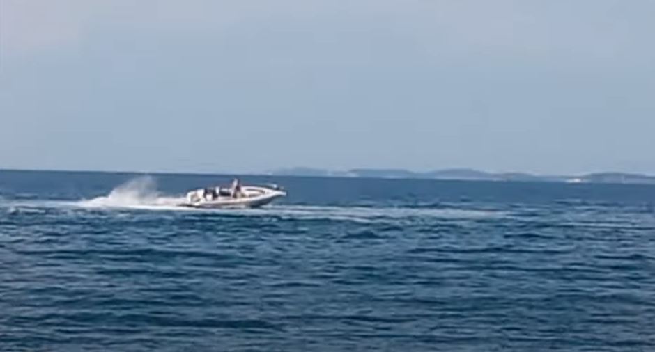 Παραλίγο τραγωδία στη Βόνιτσα - Έβλεπε το σκάφος ανεξέλεγκτο να κάνει κύκλους γύρω του