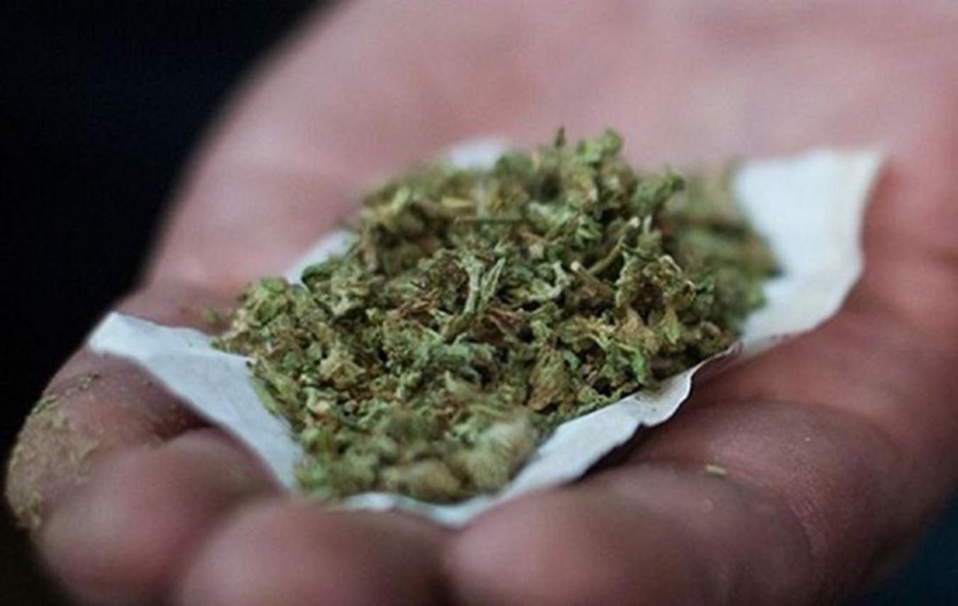 Βόλος: Συνελήφθη με χασίς και δήλωσε συλλέκτης… τριφτών