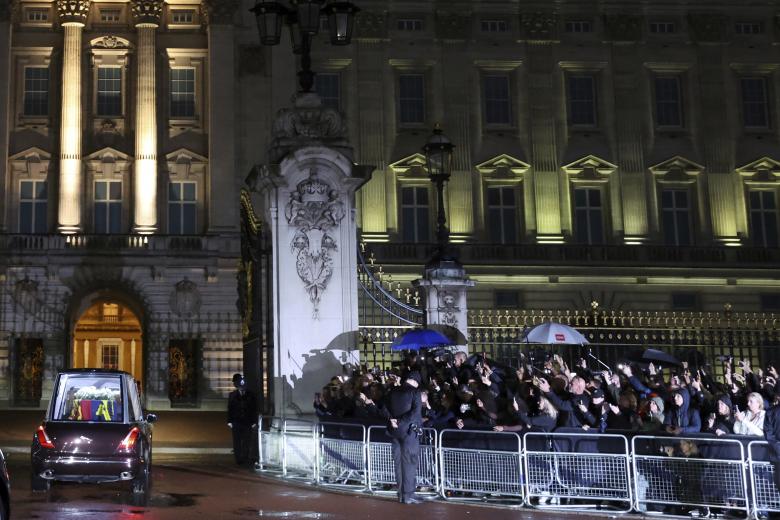 Βρετανία: Η σορός της βασίλισσας Ελισάβετ έφτασε στο Μπάκιγχαμ