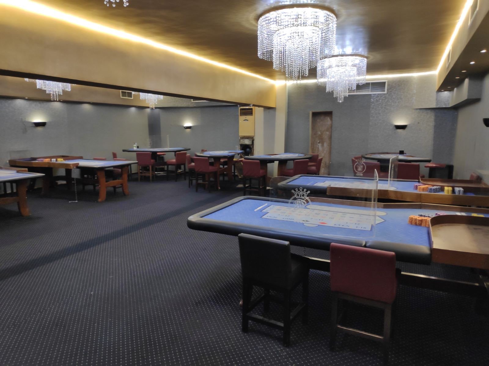 Έφοδος της ΕΛ.ΑΣ. και 15 συλλήψεις σε παράνομο μίνι καζίνο στο κέντρο της Αθήνας—Κατασχέθηκαν 30 υπολογιστές και 8 servers