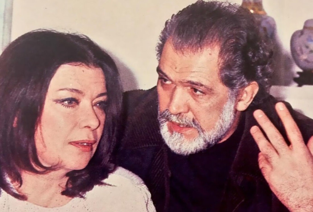 Κώστας Καζάκος: Η αδημοσίευτη φωτογραφία με την Τζένη Καρέζη και τον γιο τους Κωνσταντίνο έξω από το μαιευτήριο