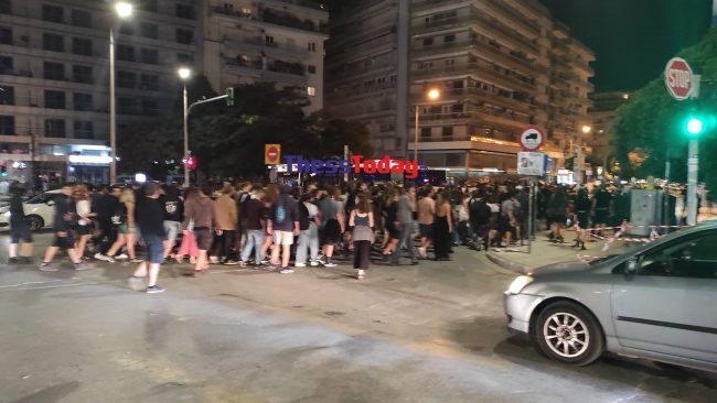 Θεσσαλονίκη: Μεταμεσονύκτια πορεία φοιτητών κατά της πανεπιστημιακής αστυνομίας στο ΑΠΘ