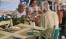 Στο Ηράκλειο η Μπέτι Μίντλερ—Επισκέφθηκε την Κνωσό και απόλαυσε την κρητική κουζίνα—ΦΩΤΟ