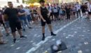 Η δημόσια δοκιμασία που στήθηκε στο Μοναστηράκι: «Όποιος τον σηκώσει αυτόν τον αλτήρα παίρνει 100 ευρώ»