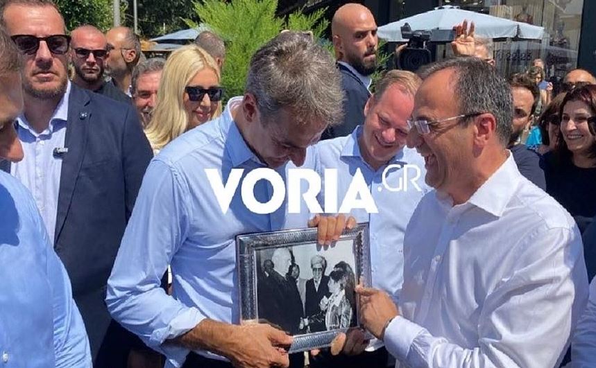 Μητσοτάκης: Η ιδιαίτερη υποδοχή στις Σέρρες με δώρο μια φωτογραφία