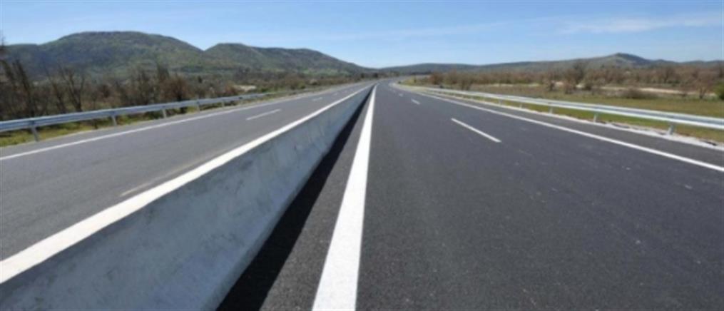 Σοβαρό τροχαίο στην Πατρών – Πύργου: Αυτοκίνητο προσέκρουσε σε νταλίκα που «δίπλωσε»