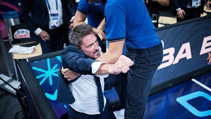 Τρέλα Ποτσέκο μετά την πρόκριση της Ιταλίας – Πήδηξε στην αγκαλιά του Αντετοκούνμπο