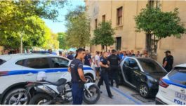 Έξω από τα δικαστήρια της Ρόδου