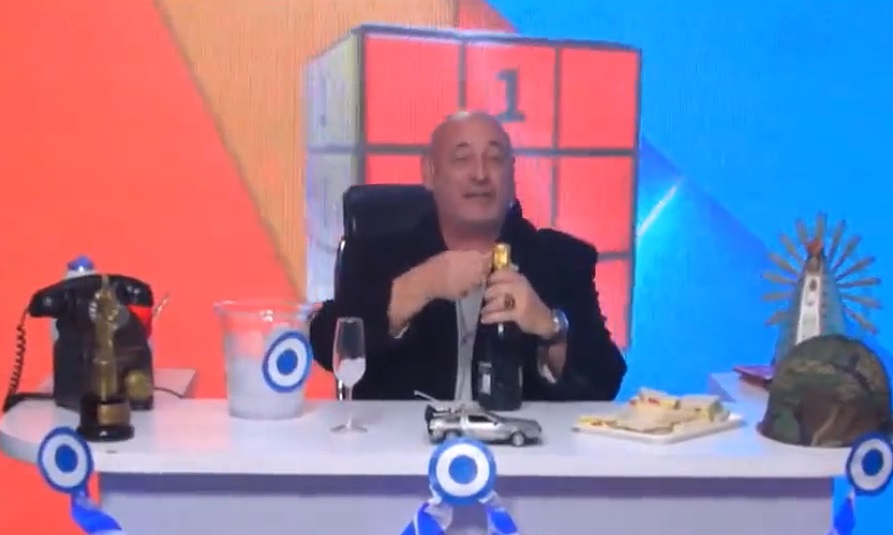 Παρουσιαστής στην Αργεντινή άνοιξε σαμπάνια για τον θάνατο της Βασίλισσας Ελισάβετ—«Η γριά πήγε στην κόλαση»