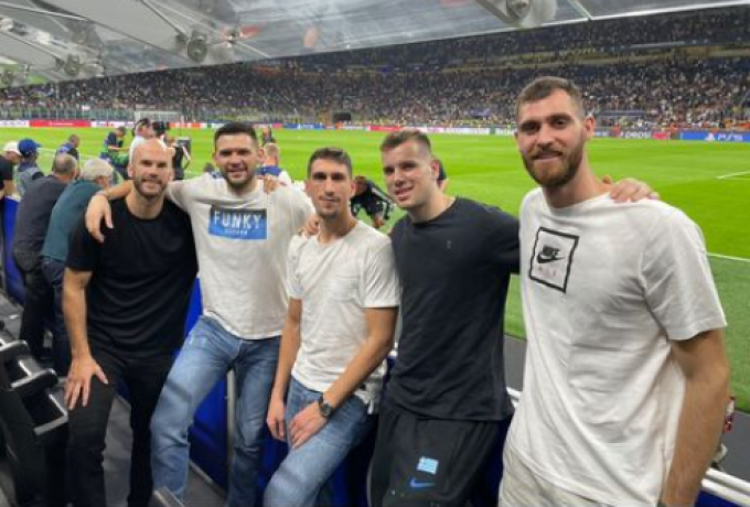 Εθνική Μπάσκετ: Είδαν το Ίντερ-Μπάγερν οι διεθνείς – Το μήνυμα του Γιάννη και το σόου μετά το τέλος του αγώνα