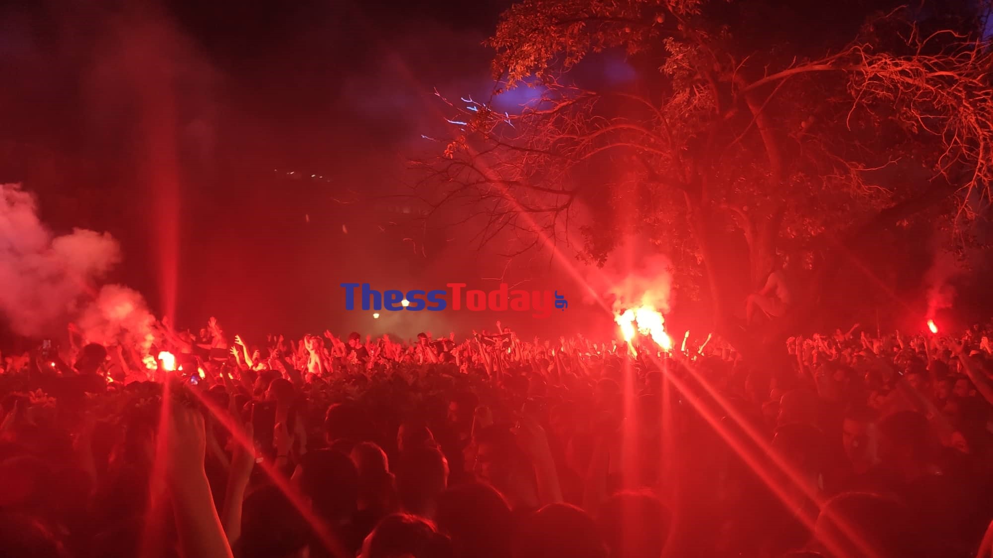 Θεσσαλονίκη: Τραγουδά στο ΑΠΘ ο Θανάσης Παπακωνσταντίνου-Εκφράζει την αλληλεγγύη του στους φοιτητές