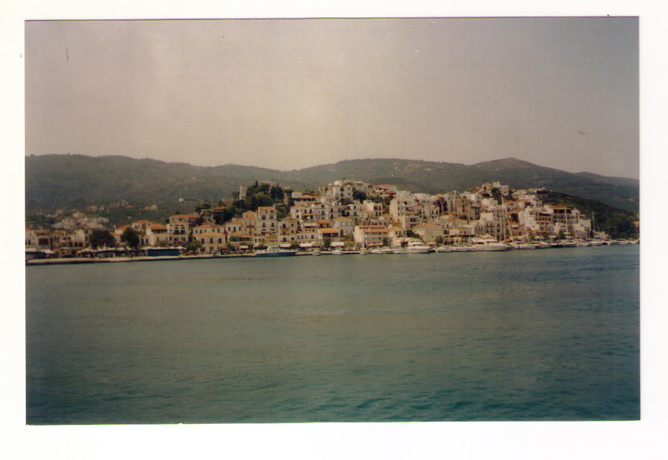 Σκιάθος: Έβριζε και απειλούσε την σύζυγό του γιατί δεν έβρισκε στο σπίτι… κρεμμύδια – «Θα τα σπάσω όλα, θα σε σκοτώσω»