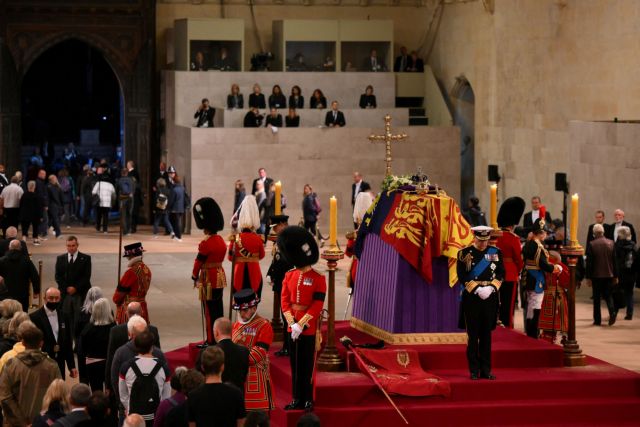 Βασίλισσα Ελισάβετ: Η τελευταία «Αγρυπνία των Πριγκίπων» – Τα τέσσερα παιδιά της ξανά γύρω από το φέρετρο