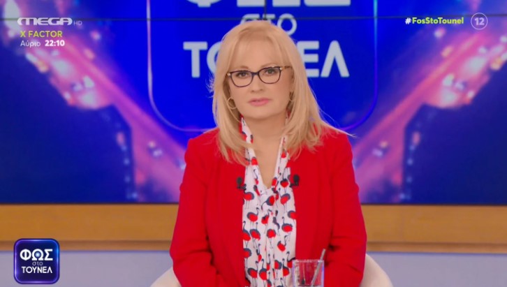 Η Αγγελική Νικολούλη με κόκκινο σακάκι