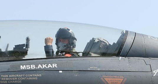 Ο Χουλουσί Ακάρ ζει το δικό του Top Gun—Πέταξε με F-16 πάνω από το Βόρειο Αιγαίο