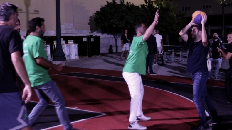 ΠΑΣΟΚ: O Νίκος Ανδρουλάκης έπαιξε μπάσκετ στο Ζάππειο και τραυματίστηκε