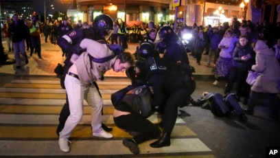 Ρωσία: «Ή υπογράφεις ή πας φυλακή» – Οι δύο «επιλογές» που έχουν οι συλληφθέντες και οι ξαφνικές εξαιρέσεις από την επιστράτευση