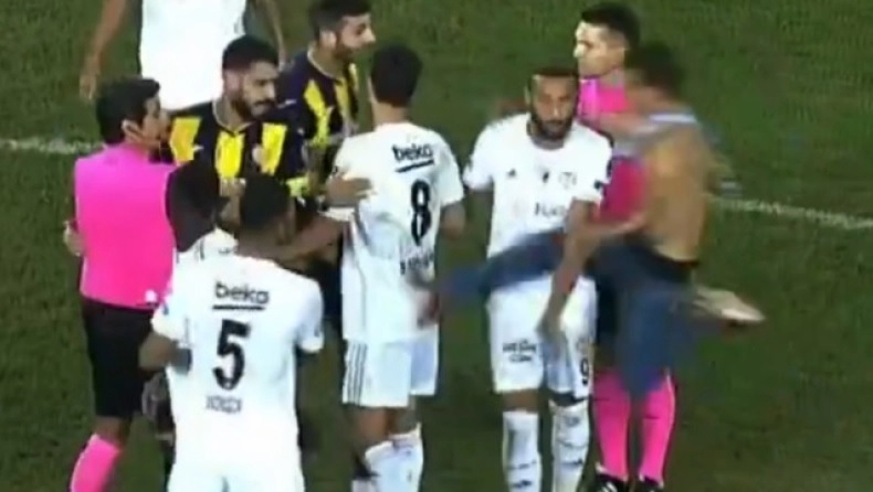 Τουρκία: Οπαδός εισέβαλε στο γήπεδο και κλώτσησε παίκτες της Μπεσίκτας