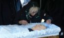 Θλίψη στην κηδεία του Γκορμπατσόφ: Η συγκινητική ΦΩΤΟ με την κόρη του πάνω από το φέρετρό του